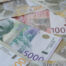 Serbische Dinar-Banknoten, die die Vorteile des Sparens in der Landeswährung zeigen.